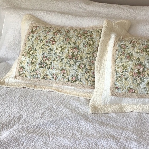🌷CRACKER BARREL 2 Quilted Pillow Shams Cream Floral Crotchet Trim Full/Queen